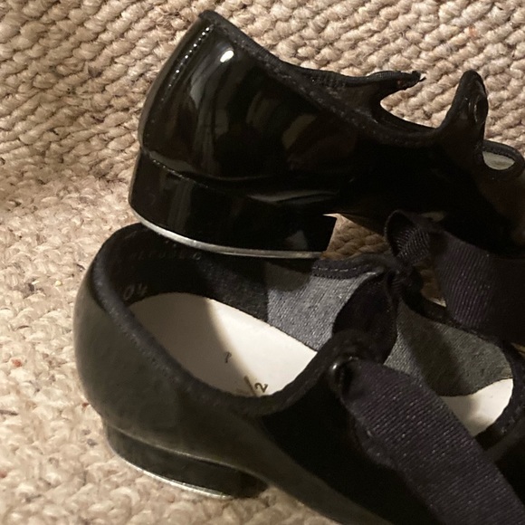 Award Black Patent Leather Tap Shoes - Picture 2 of 12